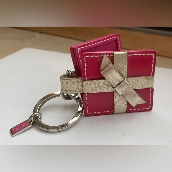 小物 Coach pink buckle belt photo key holder Coach Pink Photo Keychain with Gold Bow